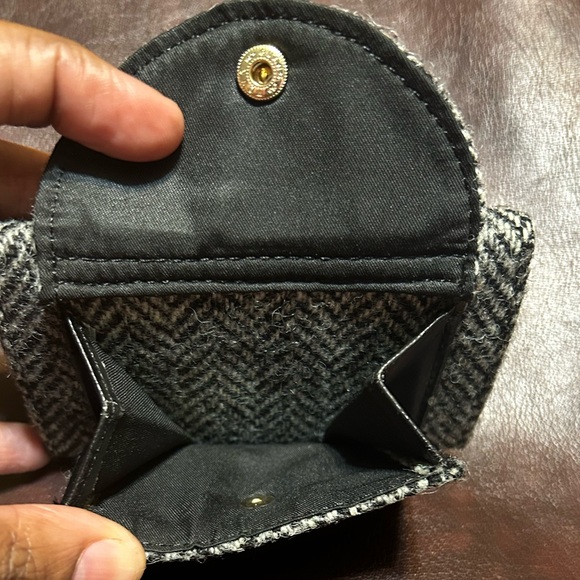 Harris Tweed x Closshi Wallet
Classic Black and White Herringbone - Picture 5 of 9